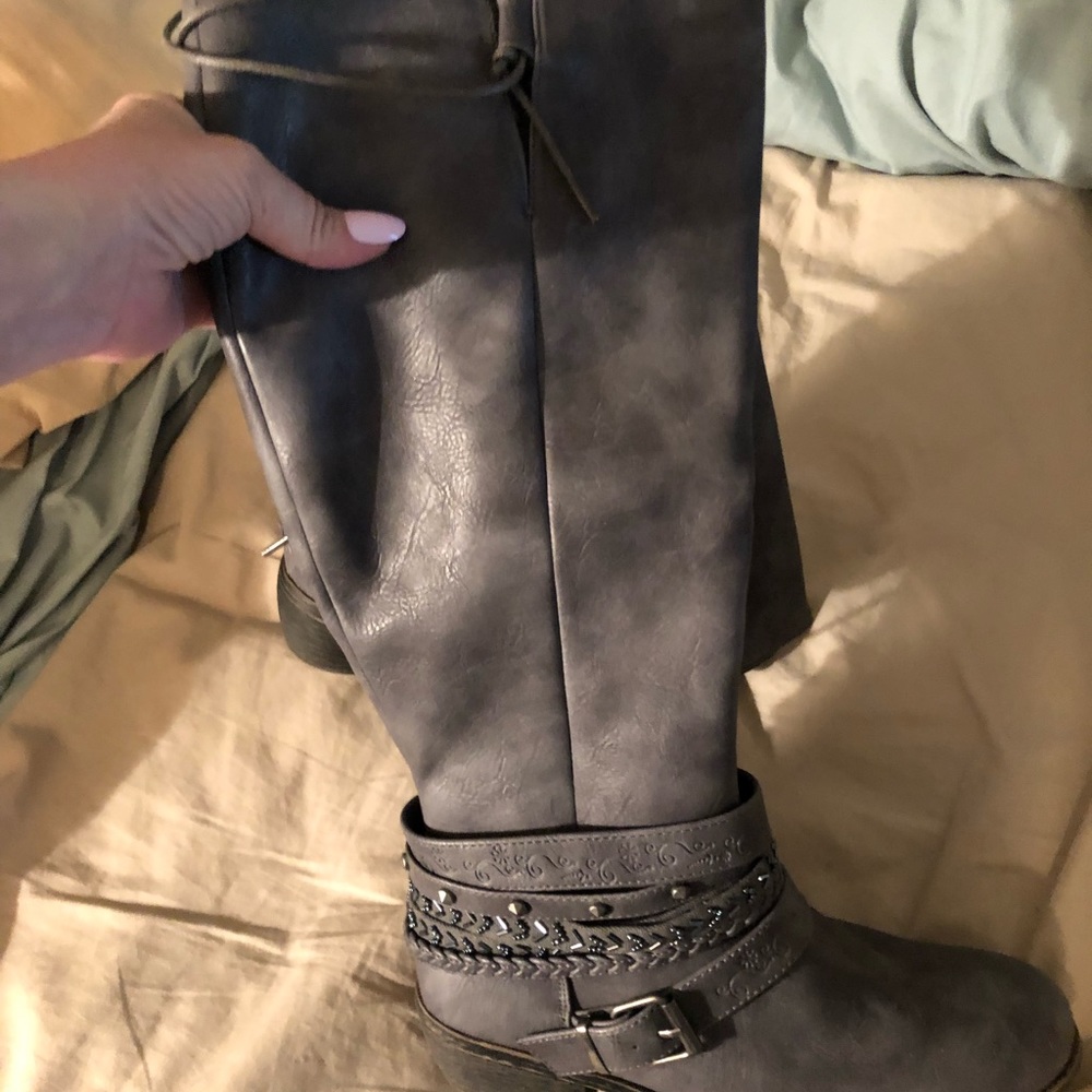 Boots - Picture 3 of 3